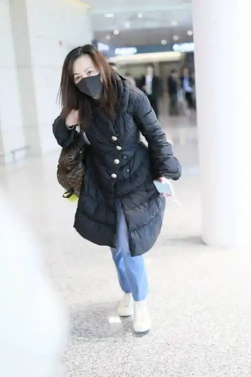 雪姨王琳穿"喇叭款"羽绒服走机场,素颜的她看着真不像快50岁了