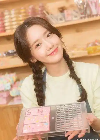 被林允儿的少女感折服穿白裙子美如天仙扎双麻花辫太显美了