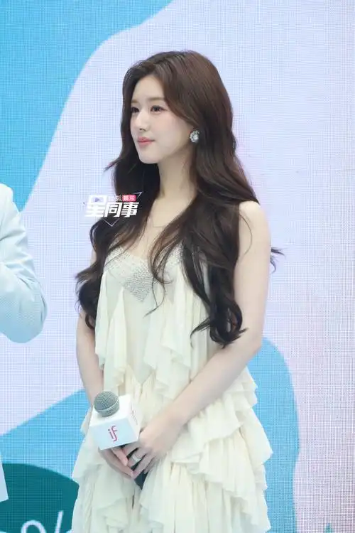 赵露思的微博生图9615超级漂亮的清纯学姐～#赵露思白裙好仙