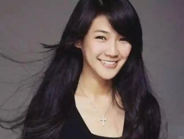 钟汉良携妻辟谣离婚?素人妻子谢易桦甘做"影子"20年,绝对不简单