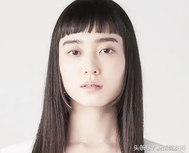大长脸妹子长发也很有特点,露眉刘海今年很热门,同样隔断式裁剪收放