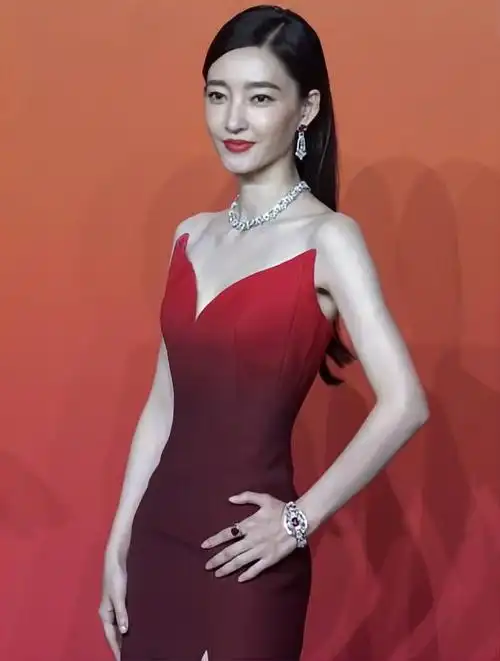 王丽坤身穿红色渐变晚礼服端庄典雅