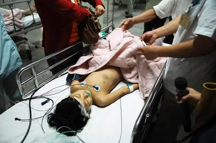 用刀子将小如的耳朵划开,再用吸管将一只死老鼠身上的蛆虫推进小如的