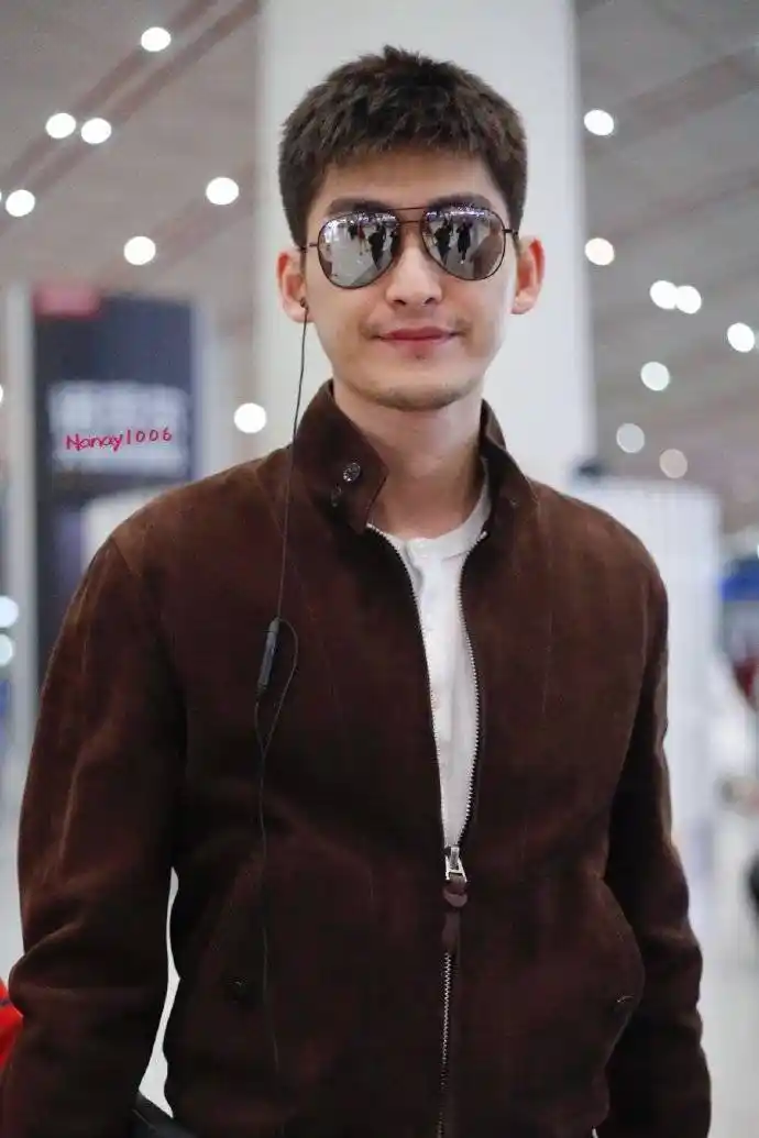 张翰身穿深棕色夹克内搭白t,短发胡茬显得. 来自明星校草 - 微博