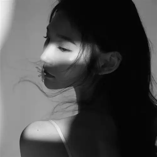 女生头像霸气侧漏黑白超清500像素喜欢大图的来吧