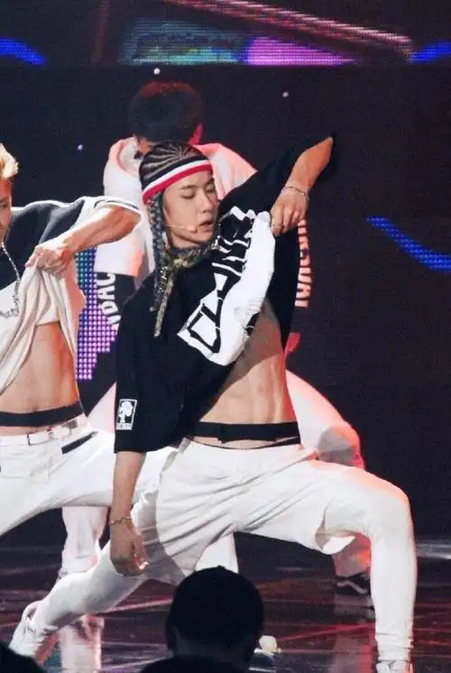 240126荧幕之星王一博腹肌线条引网友热议潮流风暴