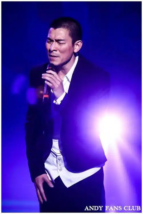 资助破产的张卫健帮低谷的李克勤开演唱会,刘德华就会义不容辞的帮他