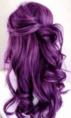 选择全染葡萄紫色的发型其实也蛮不错的,像这款中长发微卷发发型,发尾