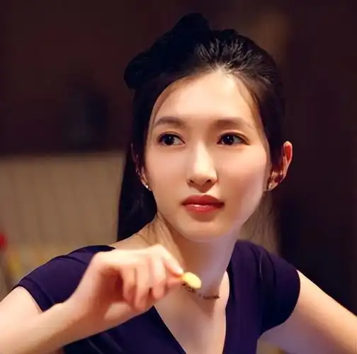 在前一段时间里,有网友拍下了江疏影素颜的照片,照片中的江疏影连头发