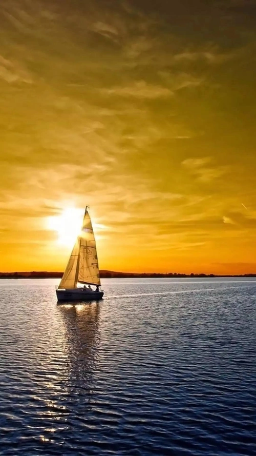 大海中航行的帆船