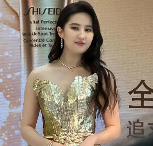 刘亦菲近照生图曝光,脸部圆润身材丰腴身形发福,手臂粗壮很真实