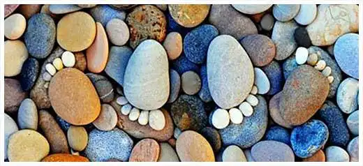 鹅卵石创意拼贴 有趣的鹅卵石脚丫拼贴