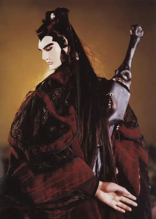 留名忠烈王府的道门高人,身背木剑怆然,仙风道骨,昔日曾委托号昆仑