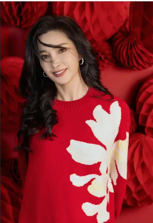 年龄不是问题维嘉滑雪场偶遇51岁李冰冰颜值胜过30岁少女