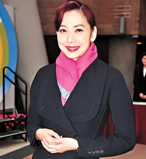 回顾邝美云14岁养家38岁成亿万富婆给内地捐了50多座学校