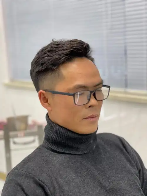 男生侧背头发型