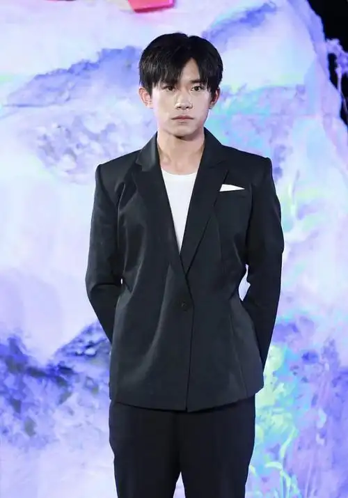 易烊千玺真有爷们儿样穿西装配t恤挺硬朗气质真成熟不少