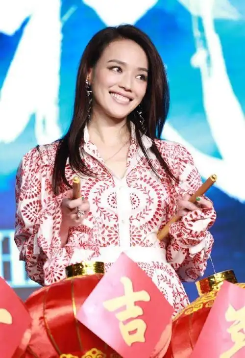 容祖儿舒淇同穿粉红连衣裙,但效果却差的不是一点点哦!