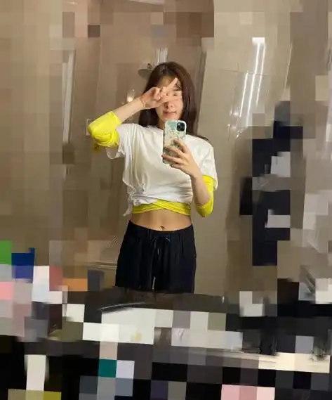 张含韵晒泳池照,深v透视上衣凸显身材火辣,31岁依然宛如少女