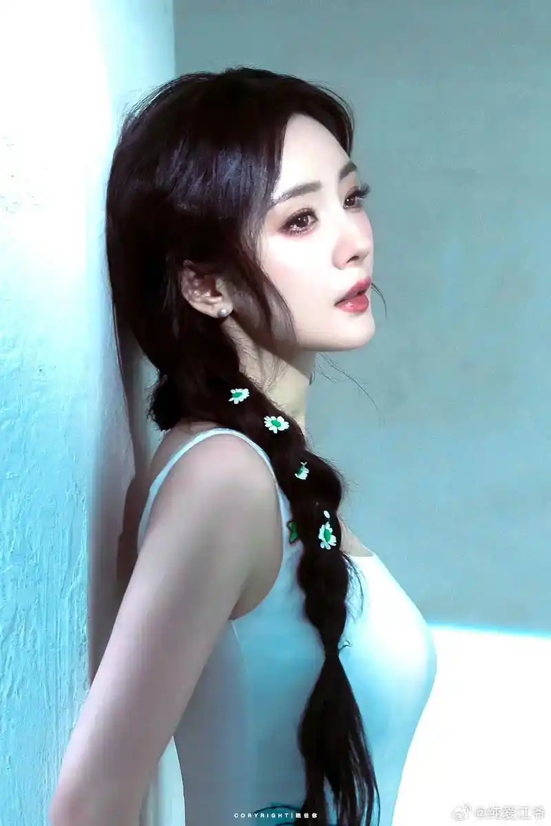 杨幂微博之夜 #杨幂 这是我穿过最美的裙子#  始终致力于 - 抖音