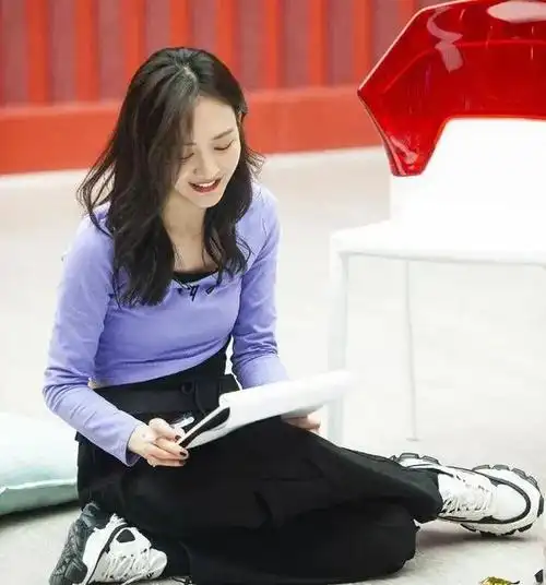 曝王鸥产后图腰部赘肉露出紧身裙小腹凸起郭德纲直播说漏嘴