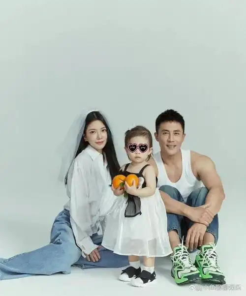 杜淳一家拍全家福1岁小蛋饺成爸妈的电灯泡王灿被质疑不像本人