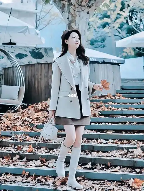 秋天落叶满地美女穿搭