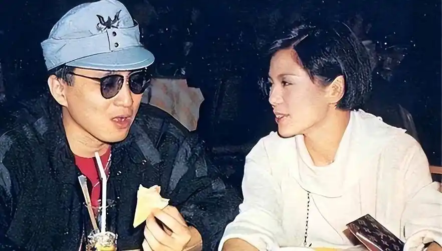 汤镇业在1993年时遇到了姜坤,姜坤是一个中法混血儿,因外形的原因得到