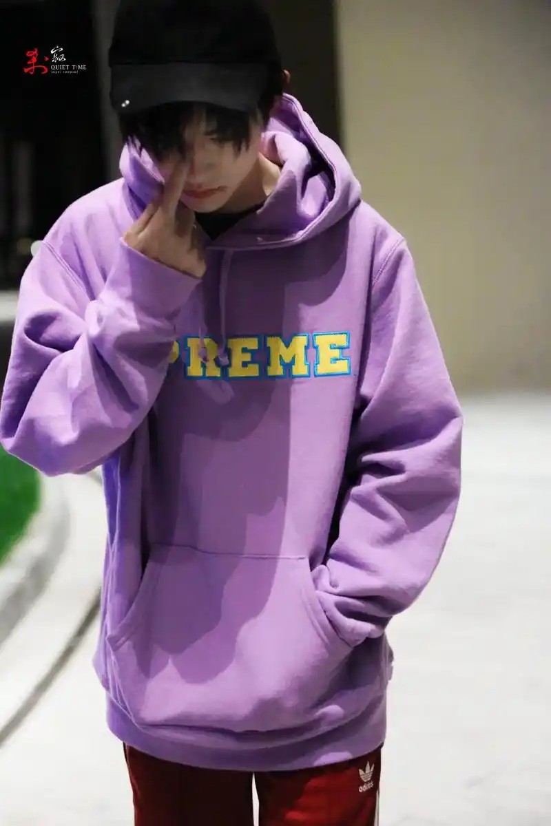 帅哥五颜六色的卫衣.#易烊千玺  - 抖音