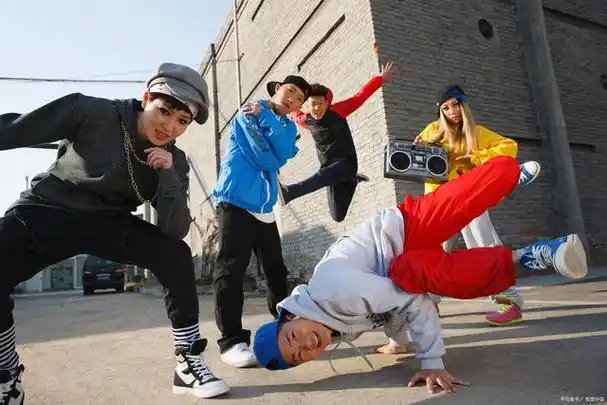 霹雳舞的动作包括摇摆步,地板步,力量动作和定招,它们都需要舞者具有