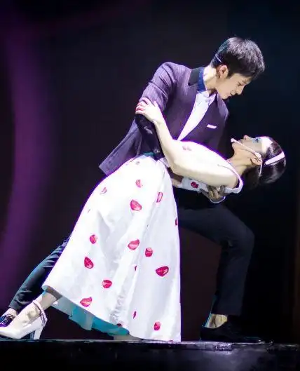 谢霆锋单臂抱,雷佳音怀中抱,张翰环臂抱,都比不过图4的搂腰抱|环臂