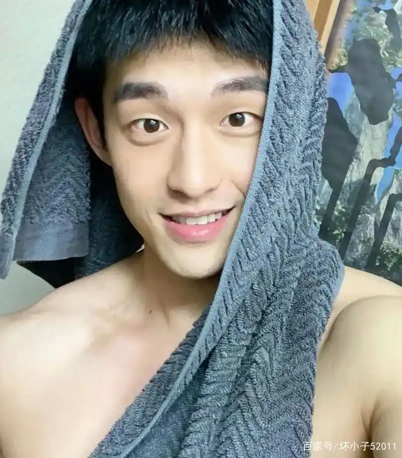 当单眼皮肌肉小狼狗有腹肌人鱼线,自拍照太敢了!