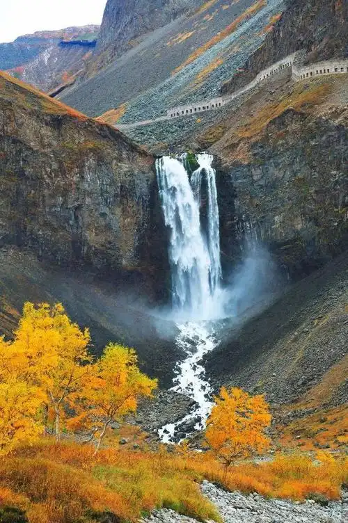图源网络聚龙泉位于长白山瀑布北侧,是长白山温泉群中水量最大,分布最