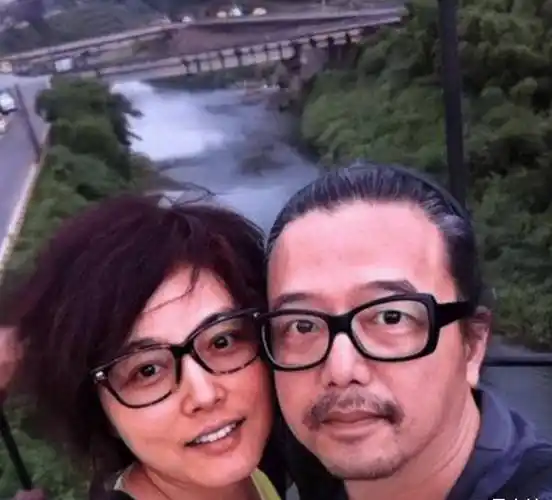 回顾演员张延嫁大5岁香港丈夫婚后生一女如今女儿比她还漂亮