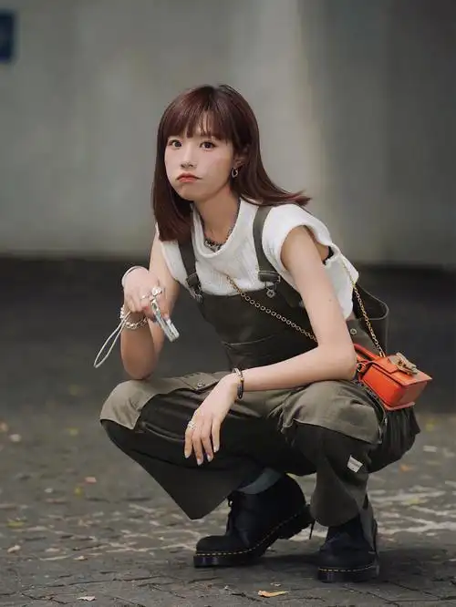 穿穿戴戴马丁靴女孩出门咯