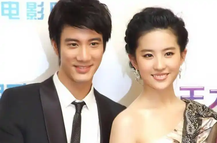 刘亦菲王力宏时隔八年再同框,两人容颜依旧网友请求做兄