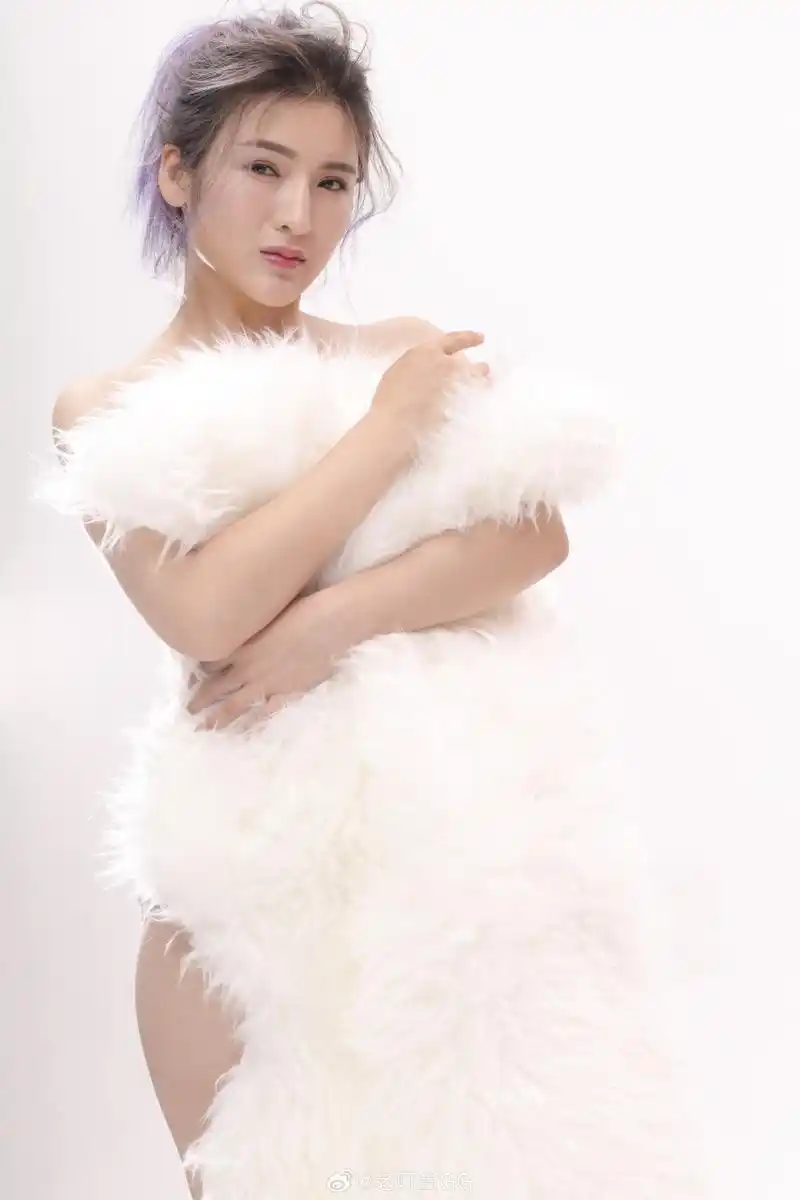 郭一橙,这位内地新生代女歌手,如同璀璨的星辰,于2013年12月1日首次