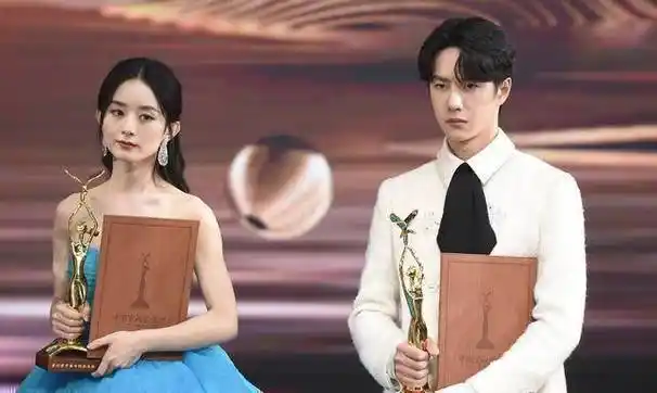 赵丽颖王一博金鹰亮相,神仙cp同框,赵丽颖贴心介绍前辈_观众_奖项