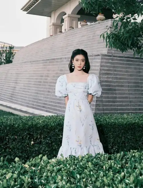 明星穿搭张雪迎演绎selfportrait