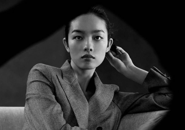 下一个奚梦瑶?著名超模孙菲菲穿高跟鞋走秀,连摔三次引争议