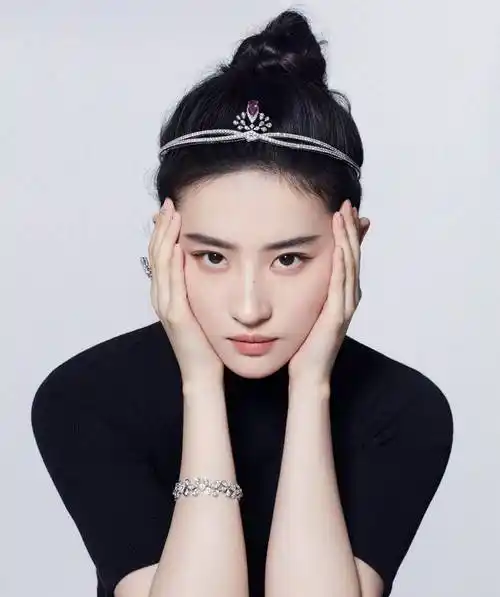 刘亦菲七夕迎33岁生日,素颜现身街头皮肤状态超好,女神气质尽显_仙女