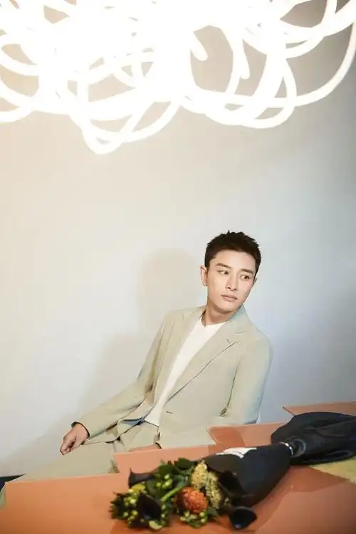 贾乃亮获年度杰出贡献人物奖 着米色西装眉眼坚毅帅气有型