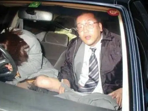 车震时被抓现行后曝光的事件也不少,且被抓时正在缠绵的男女表情大都