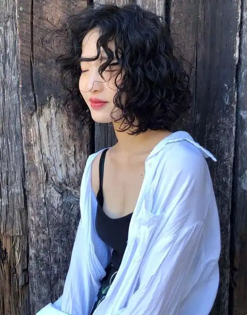 短发烫发爆小卷发型女人味十足