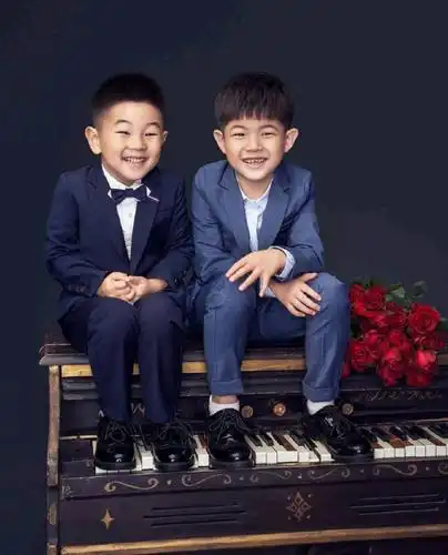 谁说俩儿子不好?胡可带安吉小鱼儿拍照,让人羡慕!