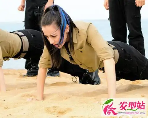 麻辣变形计迪丽热巴染发 直发染发挑染蓝色发型图片