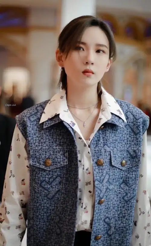 陆柯燃温柔盘发造型##陆柯燃金属抓夹长发造型