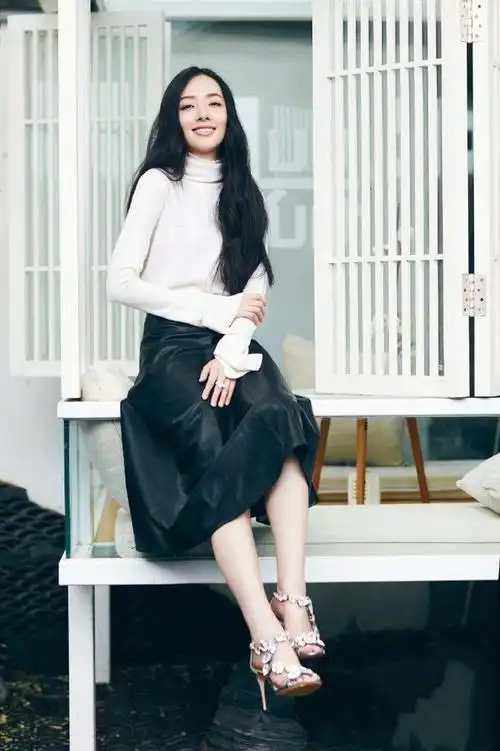 郭碧婷为装饰衬衫的气质一只手戴两个腕表也太土豪了吧