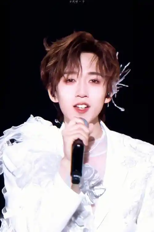 时代少年团你们走错了##贺峻霖看到富贵灯牌的表情