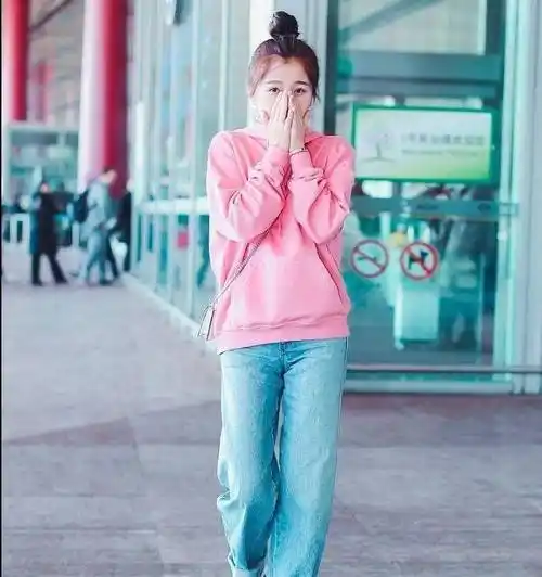 虞书欣终于不再作妖了,直筒牛仔裤搭配粉色卫衣秒变萌妹子!